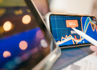 Trgovec na več trgih med pregledovanjem možnosti za Bitcoin, Ethereum in forex